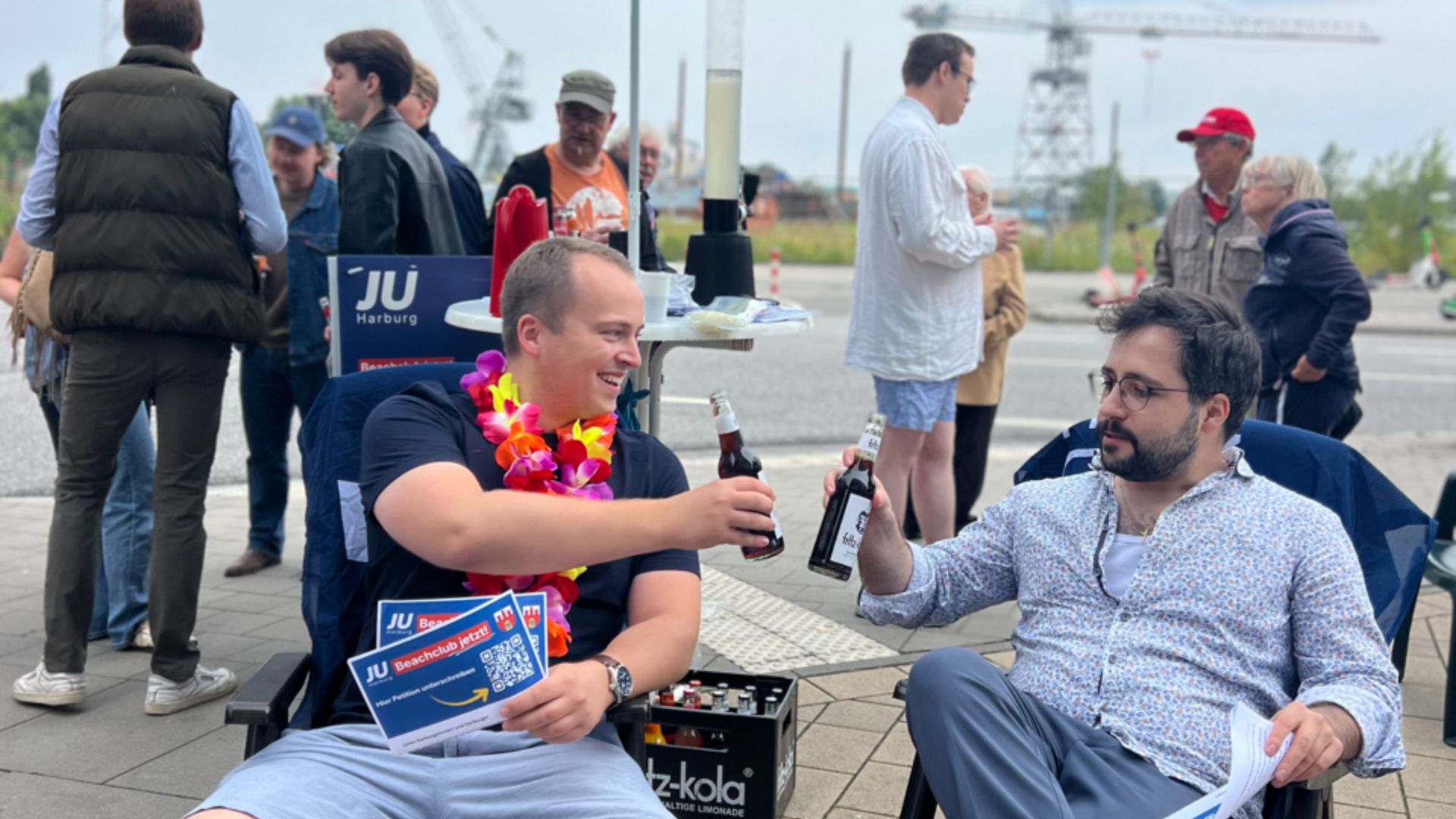 Steffen Reder (Kreisvorsitzender JU Harburg, rechts) und Thore Bliefernicht (Stellv. Kreisvorsitzender JU Harburg und MdBV) wollen schnellstmöglich einen Beach Club im Harburger Binnenhafen. Foto: ein