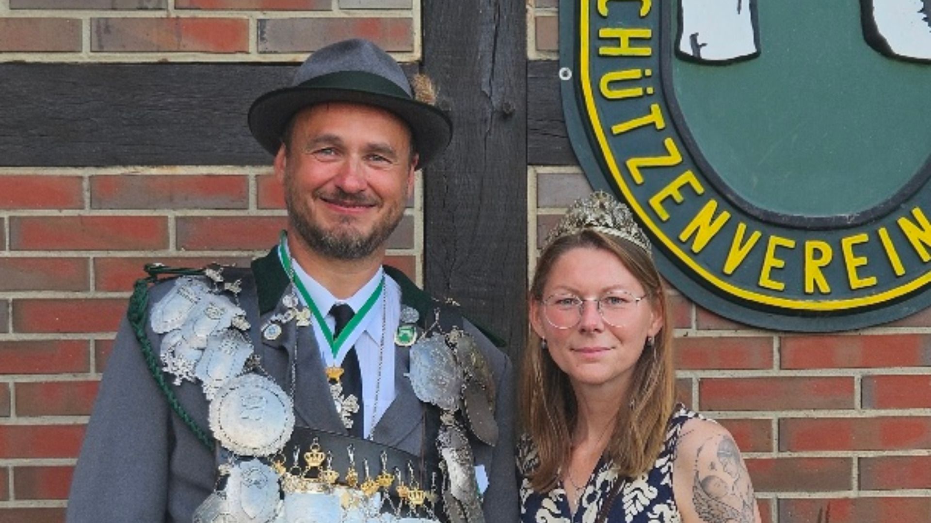 Sascha Bauer „der Durchstarter“ ist neuer Schützenkönig in Klecken. An seiner Seite Martina Hoppe „die Gelassene“. Foto: ein
