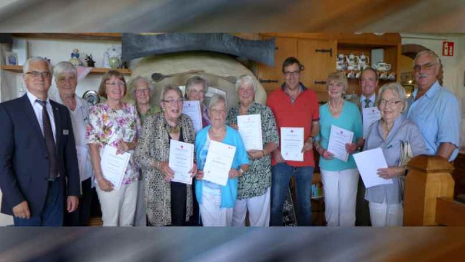 Roger Grewe (von links), Bärbel Mielke, Brigitte Staudt, Lore Ebeling, Inke Rothweiler, Erika Jahn, Brunhilde Lorenzen, Elli Meyer, Joachim Giesecke, Gisela Starck, Werner Lorenzen, Inge Küssner und Holger Hausendorf. Auf dem Foto fehlen: Herta Gerhards, Annelis Faye, Margot Meyer, Karin Wilkens, Karin Wrüsch, Anneliese Kaven, Gisela Stenzig, Christel Marzahn und Hannelore Uhink. | Foto: ein