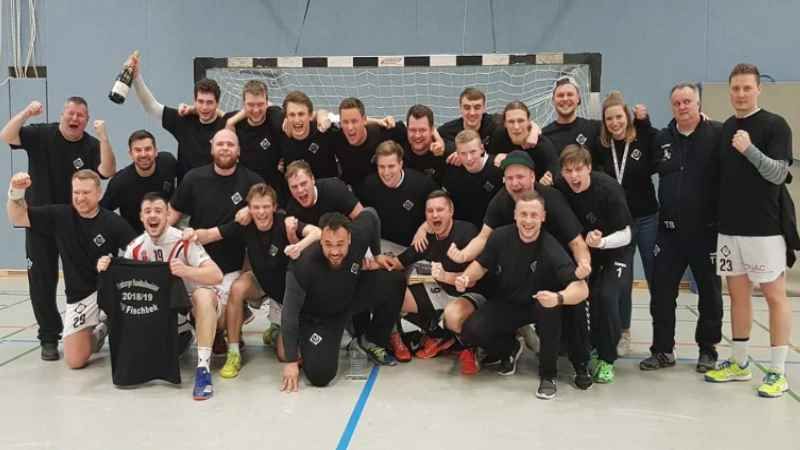Fischbeks Handballer freuen sich über den Meistertitel. | Foto: ein