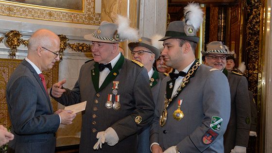 Die Harburger Schützengilde mit Gildekönig Borhen Azzouz (rechts) und dem 1. Patron Ingo Mönke (Mitte) an der Spitze überbrachte traditionsgemäß Bürgermeister Peter Tschentscher die Einladung zum Spargelessen beim diesjährigen Vogelschießen. | Foto: André Lenthe Fotografie