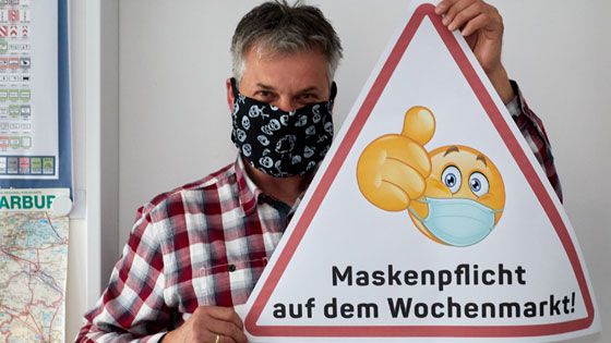 Buchholz Bürgermeister Jan-Hendrik Röhse verkündet die Maskenpflicht auf dem Wochenmarkt. | Foto: ein