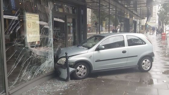 Dieser Opel Corsa knallte am Montagmorgen in die Front des Cinemaxx in Harburg. | Foto: Sönke Hansen