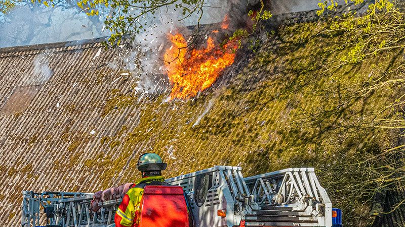 Das Feuer breitete sich rasch über das ganze Dach des Wohnhauses aus. | Foto: JOTO