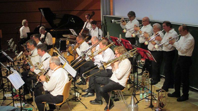 In der SwingING.-Bigband der TU Hamburg-Harburg spielen eine Reihe erstklassiger Musiker wie der langjähriger Trompeter der James-Last-Band, Lennart Axelsson, mit. Foto: ein