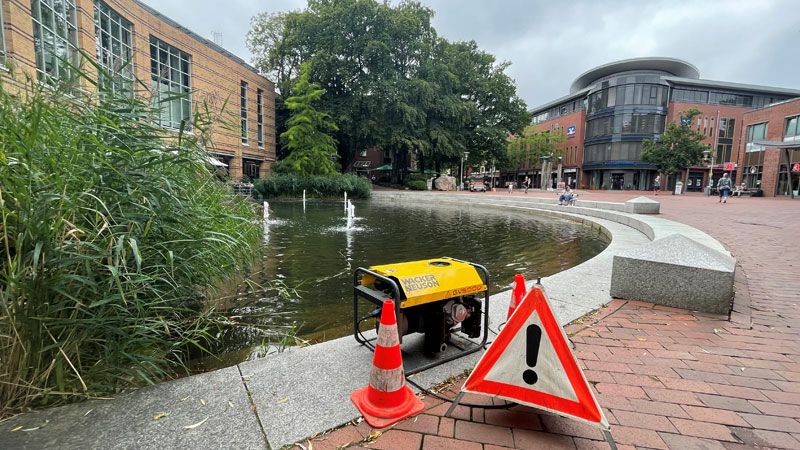 Mit dem Kompressor am Empore-Teich wird Wasser abgepumpt, um die gegenüberliegende Grünanlage zu wässern. | Foto: Helms