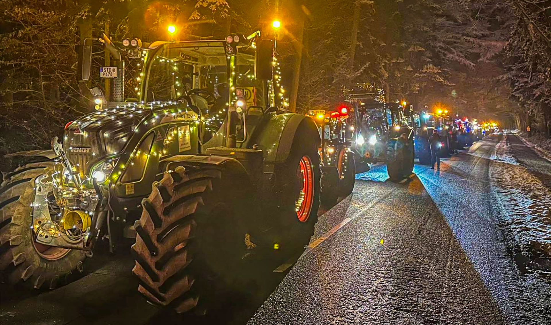Die Weihnachtstrecker der Funken Crew sind auf ihrer Lichterfahrt ein toller Anblick für die Menschen am Straßenrand. | Foto: Funken Crew