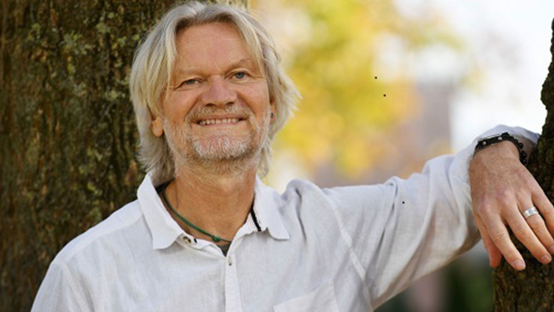 Musiktherapeut Thomas Jüchter leitet das offene Singen auf der Freilichtbühne im Stadtpark Harburg. | Foto: ein