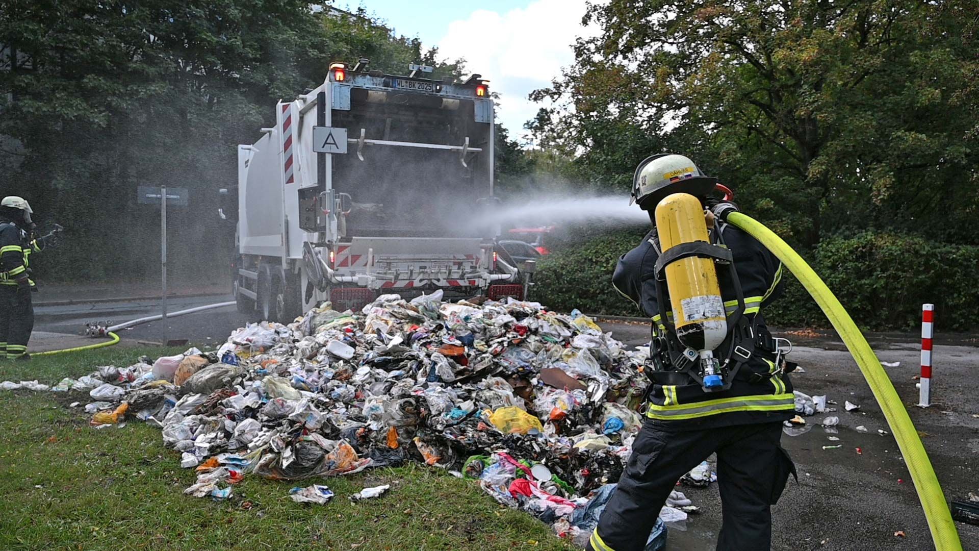Der Mülllaster stand in Flammen. Foto: Lenthe-Medien