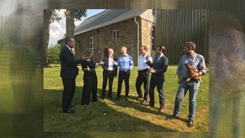 Der Streit um den Zaun wurde vor der Elstorfer Kirche ausgetragen: Andreas Sommer (von links, Vorstandsvorsitzender der Sparkasse Harburg-Buxtehude), Pastorin Ruth Stalmann-Wendt, Bürgermeister Wolf-Egbert Rosenzweig, Grundstückseigentümer Marko Seepolt, Polizeihauptkommissar Frank Ragge, Rechtsanwalt und Notar Dr. Martin C. Lockert und Henner Schönecke mit Huhn Wilma vom Taterberg (Geflügelhof Schönecke) | Foto: © Gemeinde Neu Wulmstorf