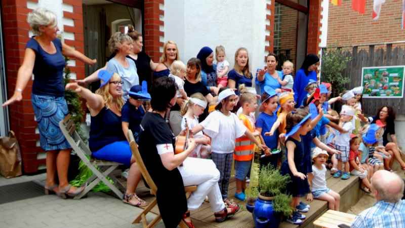 Projektthema Berufe: Beim Sommerfest in der Kita Elbhalle in Finkenwerder feierten 60 Kinder | Foto: ein