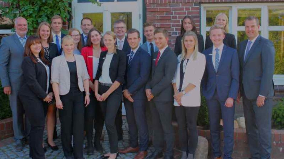 Die Absolventen der Sparkasse Harburg-Buxtehude mit dem Vorstandsvorsitzenden Andreas Sommer (rechts) und Vorstandsvertreter Gerhard Oestreich (links) sowie Cord Köster, Andreas Hanowski und Kathrin Rammin bei der Feierstunde. | Foto: ein