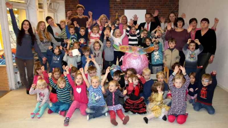 Große Freude herrschte im Salzhäuser Kindergarten Am Fuhrenkamp, als Regionaldirektor Jörn Stolle und Beraterin Ingrid Winterberg den Siegerpreis für die Aktion „Design dein Schwein“ übergaben. Fast 40 Kindergärten aus dem Geschäftsgebiet der Sparkasse Harburg- Buxtehude hatten sich an dem Wettbewerb beteiligt. | Foto: ein