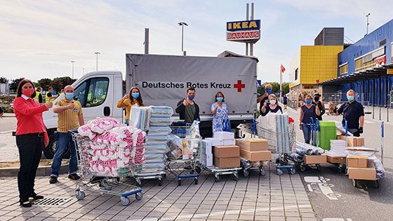 Urwald-Kissen, Turnmatten und vieles mehr: Leitungskräfte aus dem Pädagogik-Bereich im DRK Harburg nehmen die Sachspenden von Patrick De Rose (Zweiter von links) und Julia  Wetzel (Dritte von links) vom IKEA-Haus in Hamburg-Moorfleet entgegen. | Foto: DRK-Kreisverband Harburg e.V.