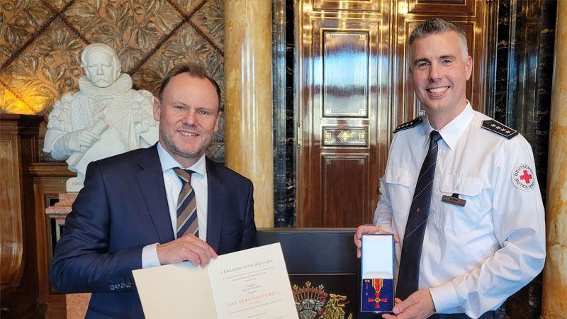 Ausgezeichnet für herausragendes Engagement: Hamburgs Innen- und Sportsenator Andy Grote (l.) überreichte Malte Stüben, Leiter des DRK-Kriseninterventionsteams, das Bundesverdienstkreuz. | Foto: DRK