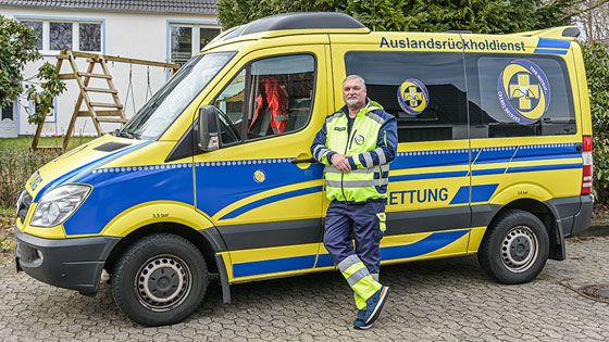 Harald Krüger vor dem Tier-Notruf-RTW. | Foto: Niels Kreller