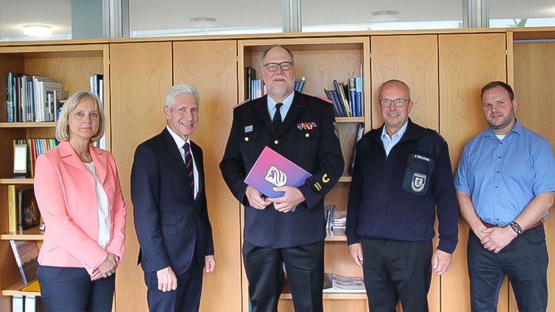 Sven Wolkau wurde von Rainer Rempe gemeinsam mit Fachbereichsleiterin Ordnung Annerose Tiedt, Kreisbrandmeister Volker Bellmann und Sascha Westermann (Abteilung Rettungsdienst, Brand- und Katastrophenschutz Landkreis Harburg) erneut zum Brandschutzabschnittsleiter Heide für den Landkreis Harburg ernannt. | Foto: Landkreis Harburg