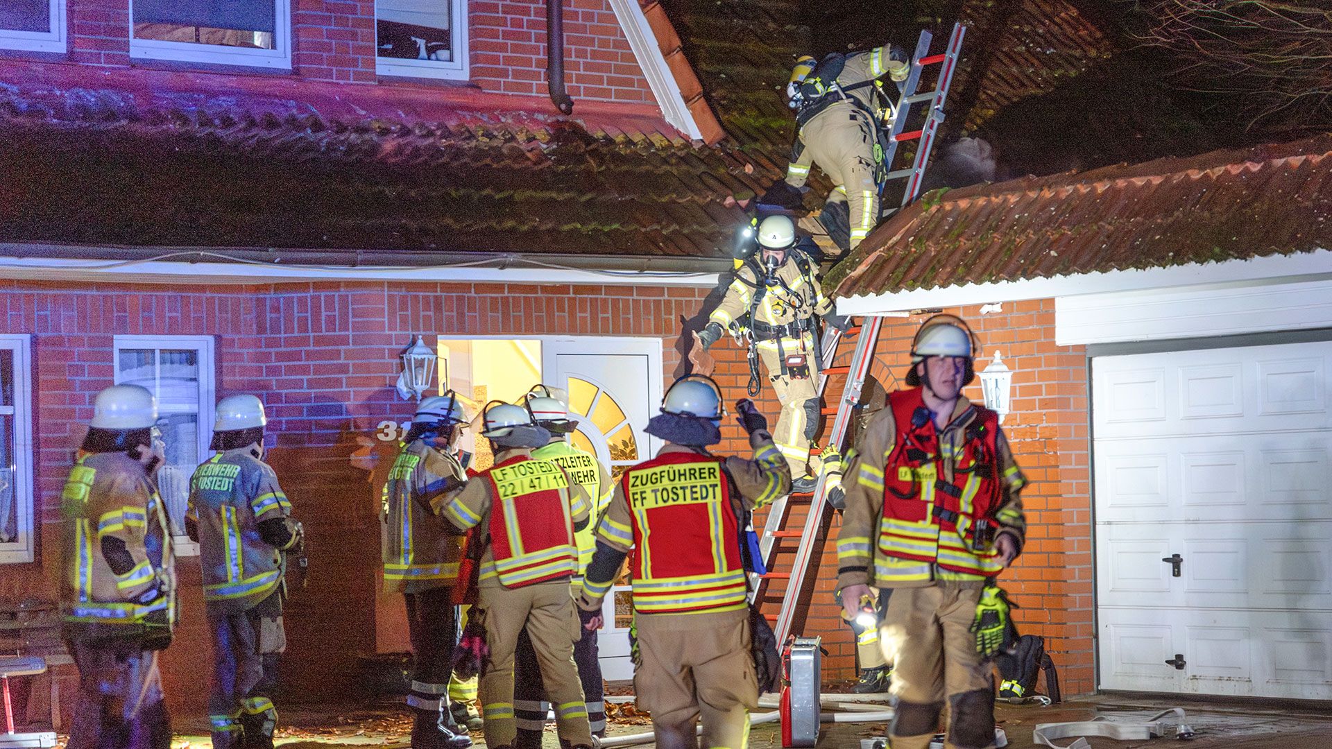 In Otter bemerkten Anwohner eines Mehrfamilienhauses gegen 01:15 Uhr leichten Rauch aus dem Dachbereich. | Foto: JOTO