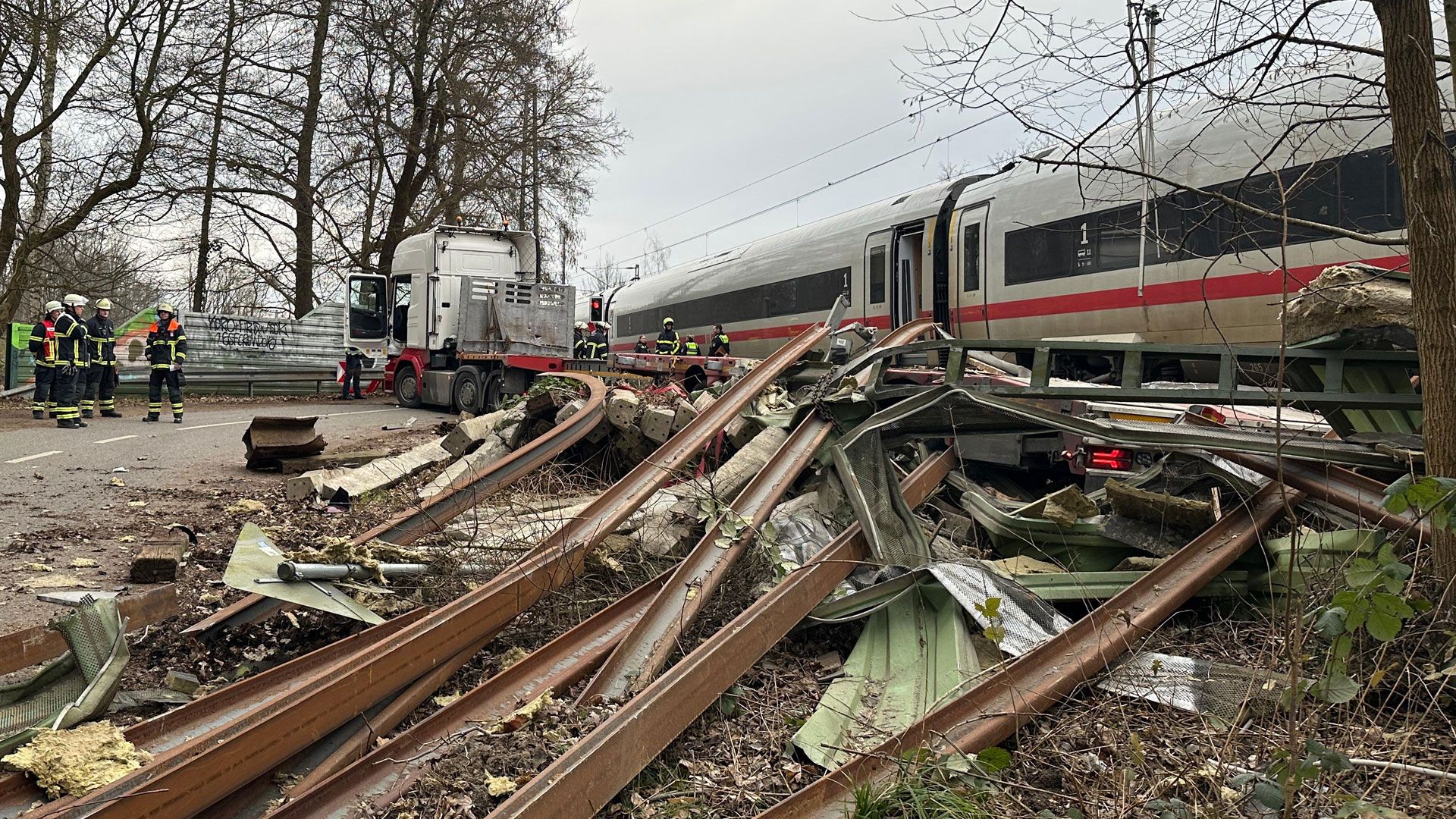 Bei einem Zusammenstoß eines ICE mit einem LKW in Rönneburg gab es einen Toten. | Foto: Lenthe-Medien