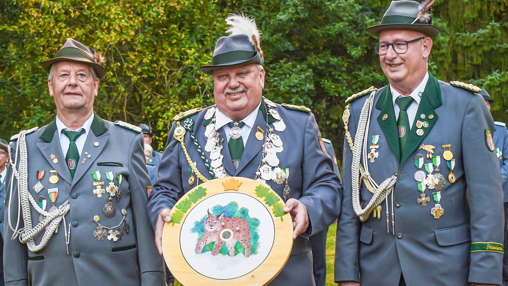 Marxens König Roland Homann (Mitte) freut sich mit seinen Adjutanten Thomas Frommann (links) und Torsten Moock auf das kommende Jahr. Foto: ein