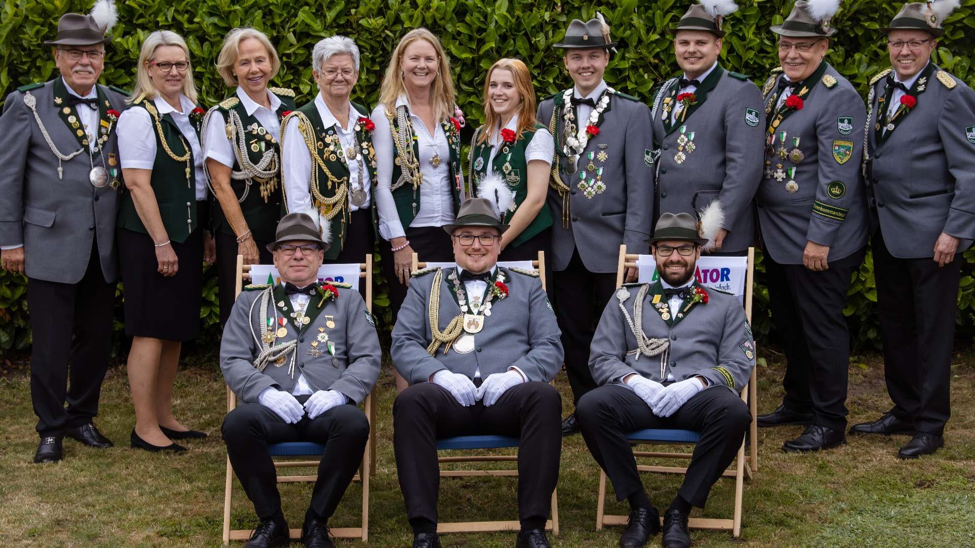 Gemeinsam mit der Königscrew um König Marlon Seltman (vordere Reihe Mitte) freuen sich die Moorburger Majestäten auf ein tolles Schützenfest. Foto: Tina Okelmann