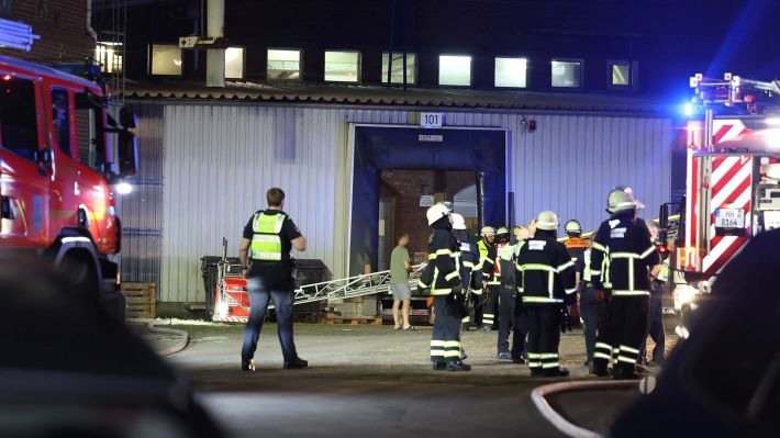 Im Harburger Binnenhafen gab es ein Feuer in einer Lagerhalle. Foto. Lenthe-Medien/Reimer