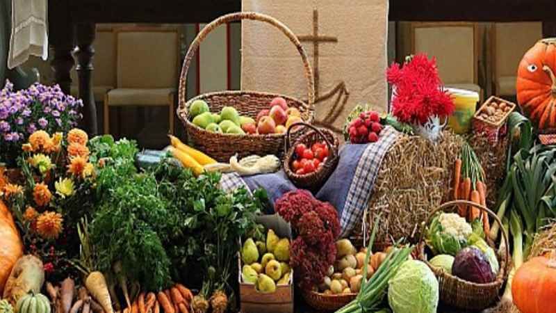 Ein geschmückter Erntedankaltar. | Foto: ein