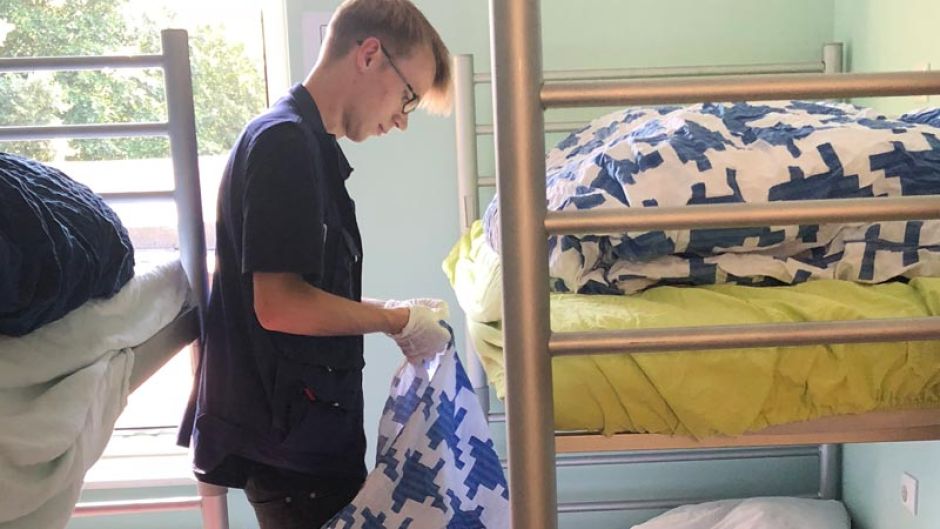 FSJ-ler im Harburg-Huus erwarten viele verschiedene Aufgaben. Dazu gehört, die Betten in den Zimmern für Obdachlose frisch zu beziehen, aber auch vieles andere, zum Beispiel die Pflege der Social-Media-Kanäle. | Foto: ein/DRK-Kreisverband Hamburg-Harburg e.V.