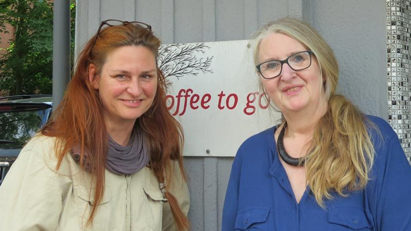 Ilona Hoffmann (links) und Marion Göhring stellen im „Komm Du“ aus. | Foto: Komm Du