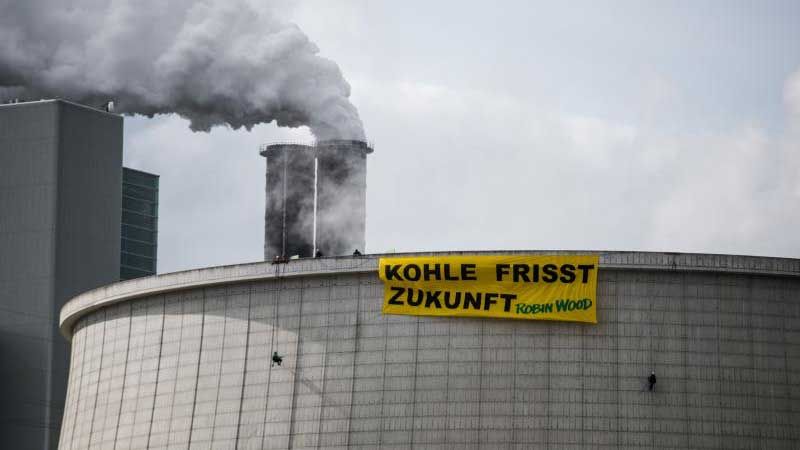 Aktivisten von Robin Wood seilten sich am Kühlturm des Kohlekraftwerks Moorburg abund brachten das Banner an. | Foto: Pay Numrich