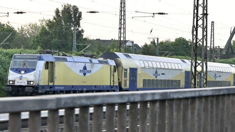 Eine Oberleitung war gerissen und auf den Metronom gefallen. 150 Fahrgäste waren gefangen. | Foto: HamburgNews