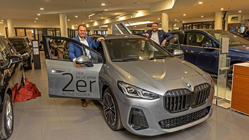 Filialleiter David Breuer (links) und Verkaufsleiter Helge Rath bom BMW-Autohaus B&K präsentieren den neuen BMW 2er Active Tourer.