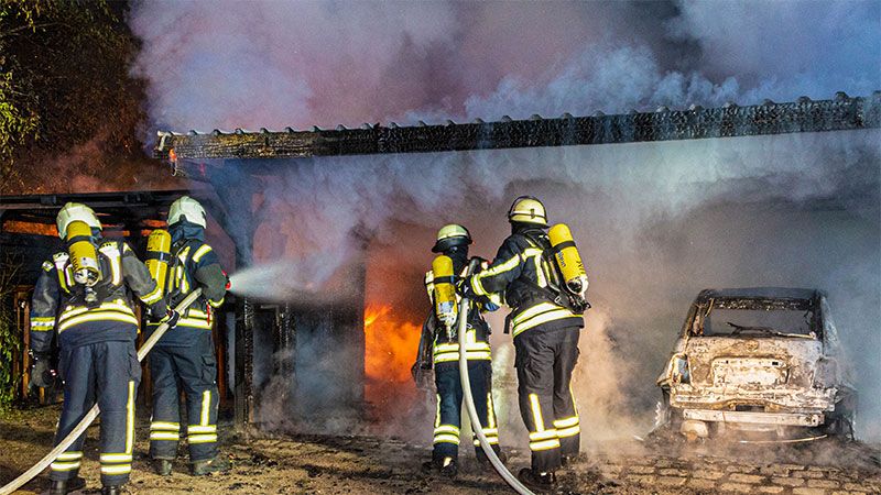 Erst nach einer Stunde konnte die Feuerwehr den Brand im Carport löschen. Die beiden PKW waren vollkommen zerstört. | Foto: JOTO
