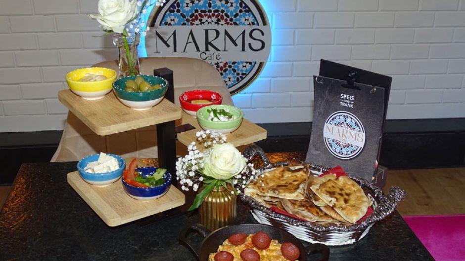 Im MARMS Café können die Gäste gemütlich die Zeit verbringen und die leckeren Kuchen oder anderen Gerichte genießen.