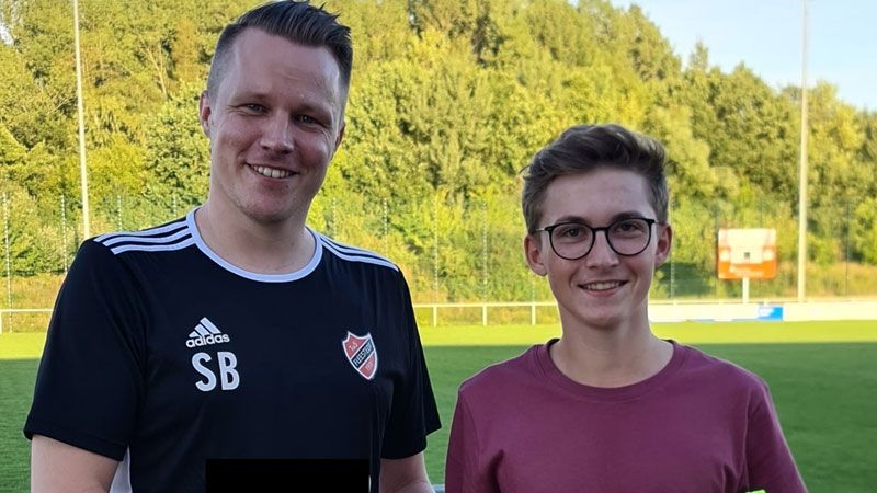 Sören Beckedorf (links) übergibt die Schiedsrichter-Fahne an seinen Nachfolger als Schiedsrichterobmann Luc Heeckt. | Foto: TuS Fleestedt