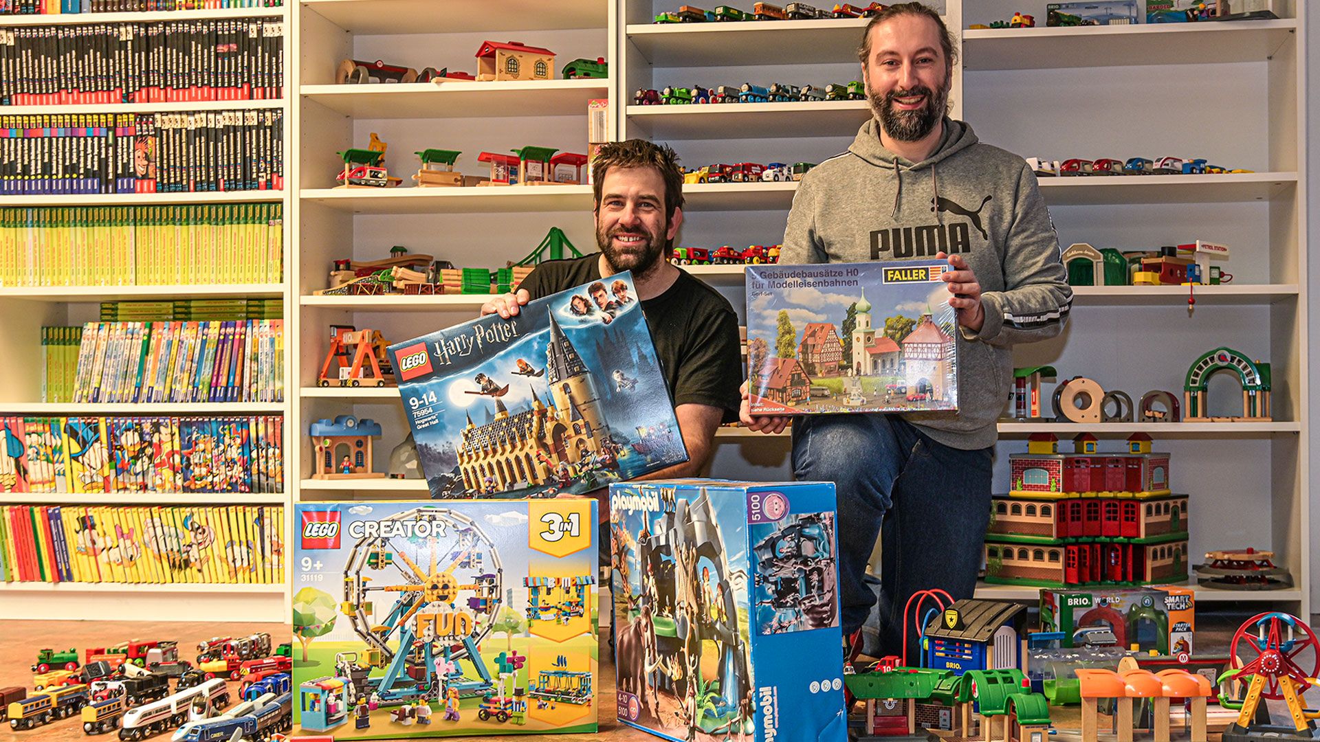 Kai Werner (links) und Dennis Fricke freuen sich in der Spielzeugkiste in Buchholz auf kleine und große Kunden. | Foto: Niels Kreller