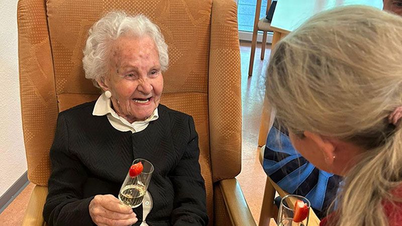 Happy Birthday und alles Gute! Emilie-Hilde Müller-Valet an ihrem 100. Geburtstag in der DRK-Tagespflege Süderelbe. | Foto: DRK Harburg