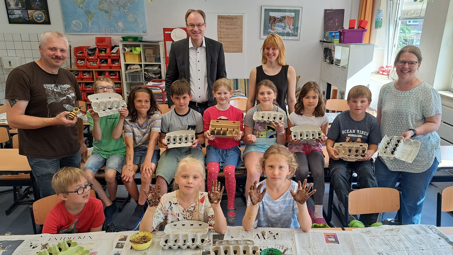 Jochen Lindemann (Zweiter von links) von der Sparkasse Harburg-Buxtehude besuchte die Klasse 3b mit Klassenlehrer Björn Bentien (links), Schulleiterin Ulrike Janssen (rechts) und Daja Salge vom Verein Umwelt-Aktion e.V. | Foto: Sparkasse