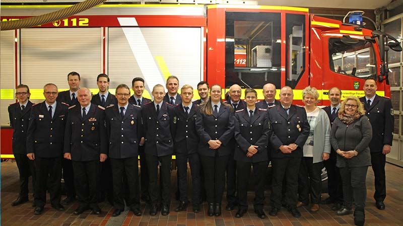 Über die Ehrungen und Beförderungen in Maschen freuen sich Mirco-Michael Schmidt (von links), Kreisbrandmeister Volker Bellmann, Vize-Gemeindebrandmeister Andreas Brauel, Heino Wobbe, Remon Hirschmeier, Hans-Peter Schönn, Felix Bethe, Fabian Grimm, Wolfgang Meyer, Hannes Munack, Tobias Bock, Carina Schneider, Klaus Kiesel, Sabrina Schlenker, Hans-Jürgen Stolzke, Holger Hannig, der Feuerschutzausschussvorsitzende Berit Rothe, Ortsbrandmeister Uwe Schiemann, Bürgermeisterin Angelika Tumuschat-Bruhn und Gemeindebrandmeister Rainer Wendt. | Foto:  Matthias Köhlbrandt