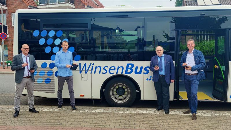 Freuen sich über das WLAN im WinsenBus: Ronald Hinz (KVG), Johann Reinhardt (Stadt Winsen), Michael Peter (KVG) und Andreas Mayer (Stadt Winsen) (v.l.n.r.). | Foto: ein