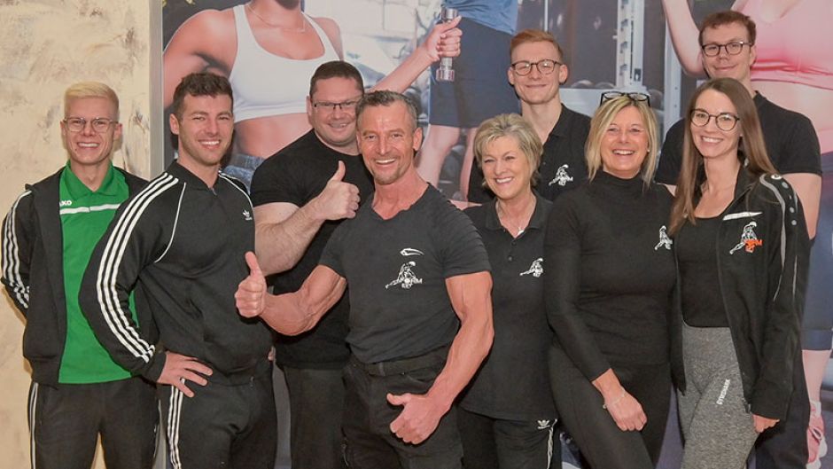 Hansi Rössler (4.v.l.) und sein Team freuen sich auf die Jubiläumsfeier im FORM-FIT Neugraben.
