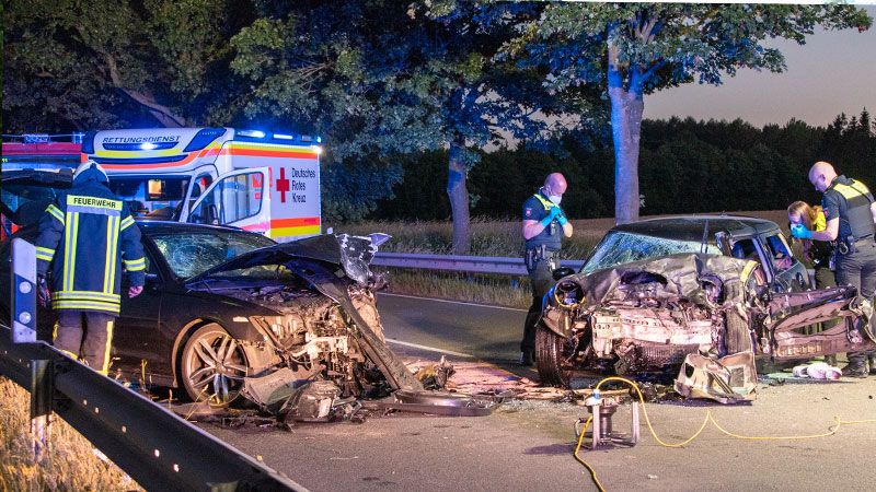 Ein Fahrer erlag noch in dem Autowrack seinen Verletzungen. | Foto: JOTO