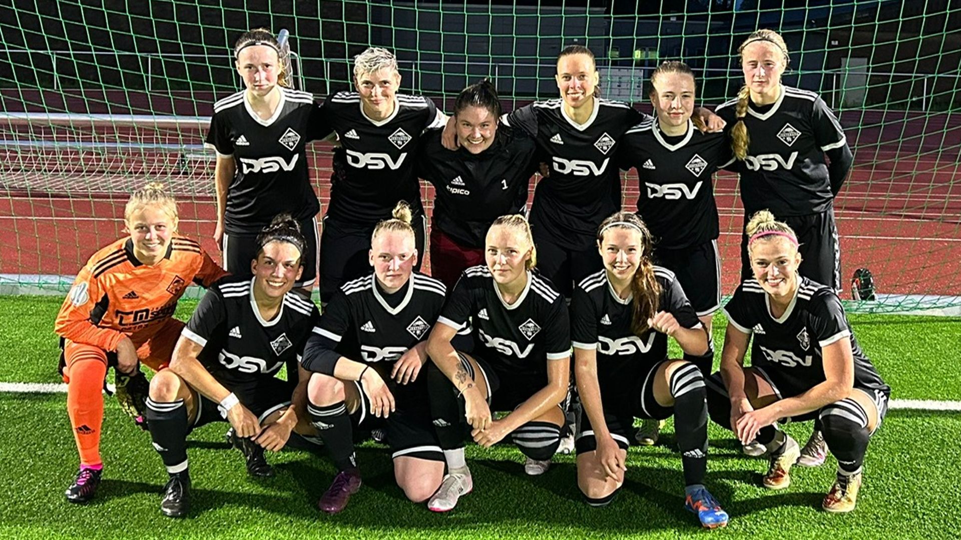 Dieses Foto wurde nach dem Testspiel gegen die Alten Herren des FC JesBe aufgenommen. Mit dabei sind fünf der acht Neuzugänge. Hintere Reihe: Lena Scheffing (Dritte von links), Lisa Fischer (Zweite von rechts), Christina Staats (vorn, Zweite von links), Burcin Boran (Vierte von links) und Lea Dorn. | Foto: ein
