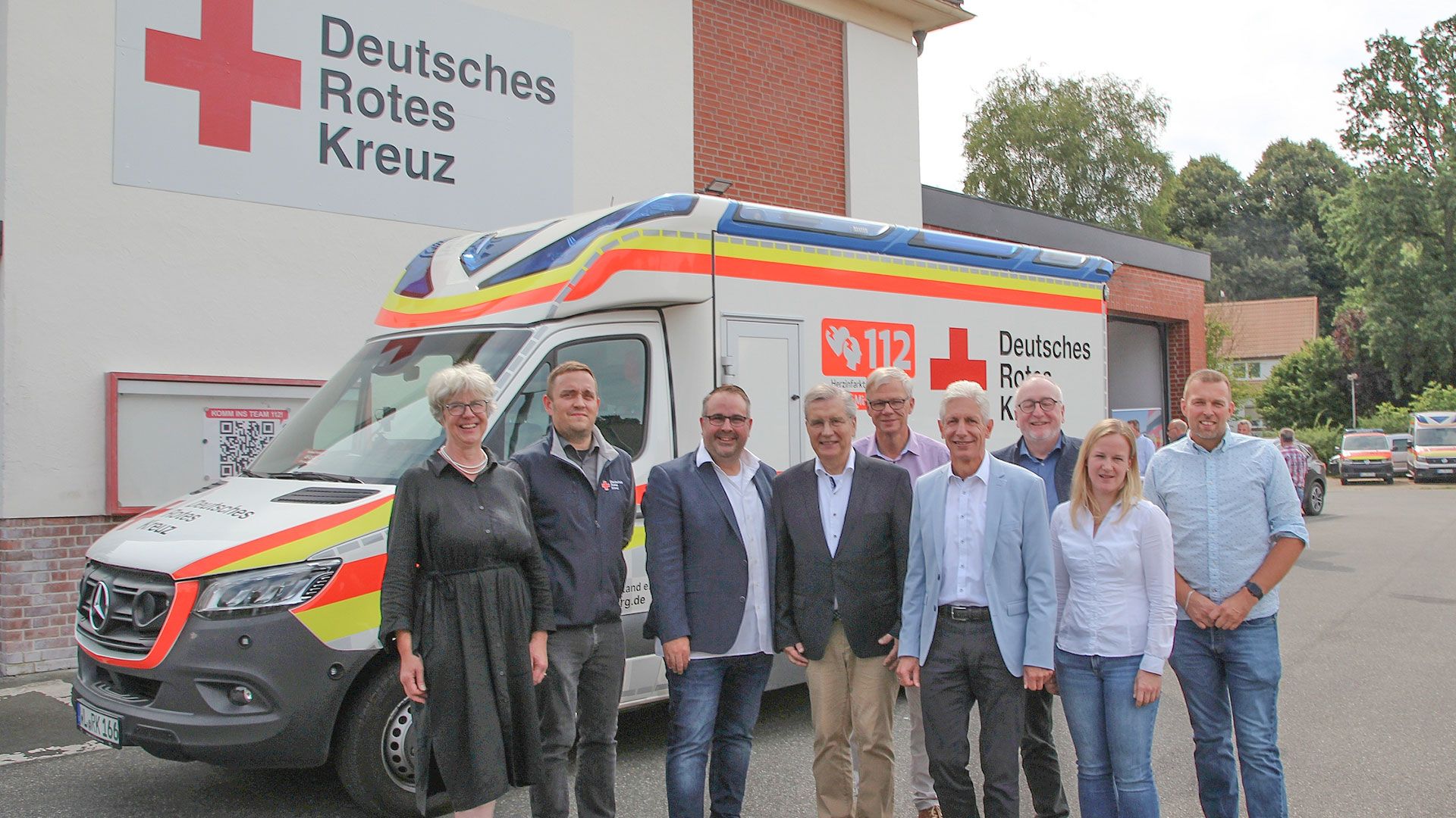 Ein wichtiges Signal für den Rettungsdienst im Landkreis Harburg und in Seevetal: Darüber freuen sich: Seevetals Bürgermeisterin Emily Weede (von links), Jan Gagelmann (Leiter DRK-Rettungsdienst), Jan Bauer (Vorsitzender Ausschuss für Ordnung und Feuerschutz), Norbert Böttcher (Präsident DRK Harburg-Land e.V.), Torsten Riemer (Technischer Leiter Krankenhäuser Winsen und Buchholz), Landrat Rainer Rempe, Klaus-Jörg Bossow (Geschäftsführer Krankenhäuser Winsen und Buchholz), Annika Fuchs und Timo Reymers (beide stellv. Leiter DRK-Rettungsdienst). | Foto: Landkreis Harburg