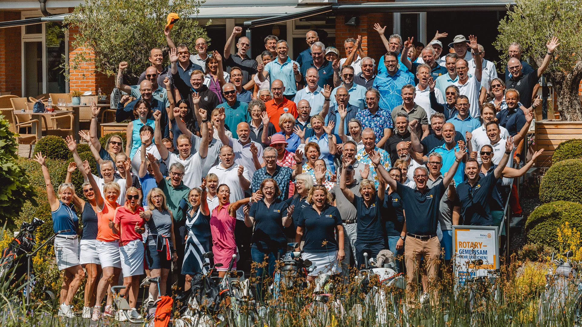 Freuen sich über die tolle Spendensumme: DIe Teilnehmer des Charity--Golfturniers der Rotarier Buchholz. Foto: Hauke Gilbert, Jesteburg