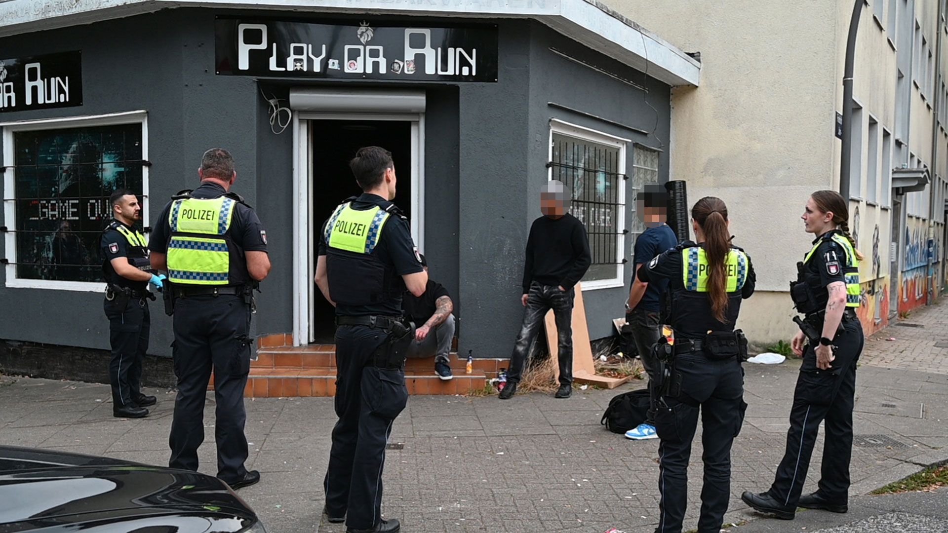 Bei einer Mitarbeiterin dieses Kulturvereins fanden die Beamten Munition. Foto: Lenthe-Medien
