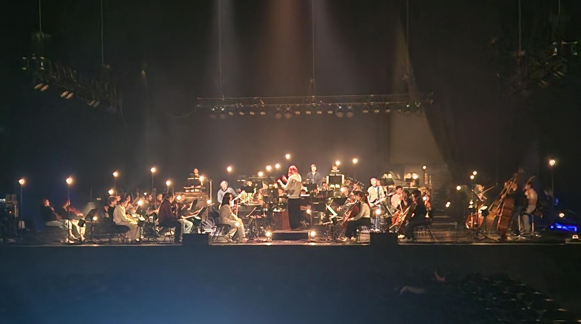 Großer Moment: Die Jugendlichen mit der Kultband Sigur Rós auf der großen Bühne. Foto: Hannah Bregler