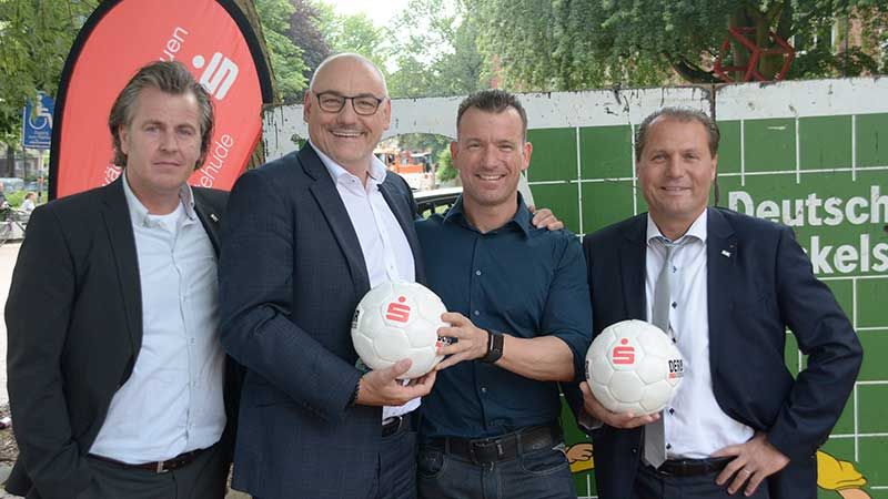 Der 2. Vorsitzende der HAA Andreas Kaiser (3.v.L.) freut sich mit den Gewinnern vom BMW Autohaus B&K: Dennis Caris, Hartmut Joachim und Filialleiter David Breuer (v.L.). | Foto: Niels Kreller