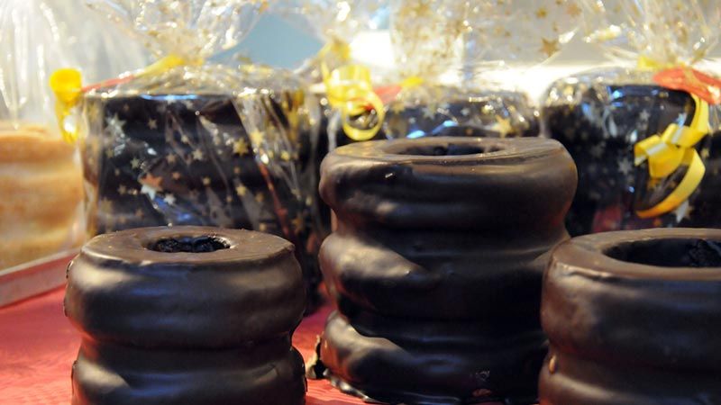 Der Harburger Konditormeister Dierk Eisenschmidt zeigt im Freilichtmuseum am Kiekeberg, wie traditionell Baumkuchen gebacken wird. | Foto: FLMK