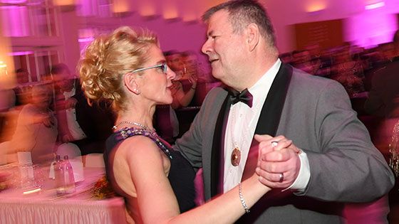 An seinem Königsball wird Jens Kabuse mit seiner Caro als Heimfelder Schützenkönig über das Parkett im Lindtner fegen. | Foto: Niels Kreller